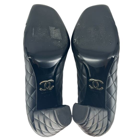 Chanel 2022 Quilted Interlocking Cap Toe CC Logo Pumps - Picture 12 of 13